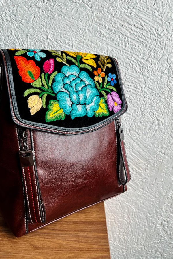 Modern and versatile leather bag