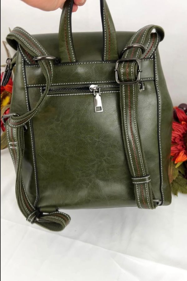 Modern and versatile leather bag